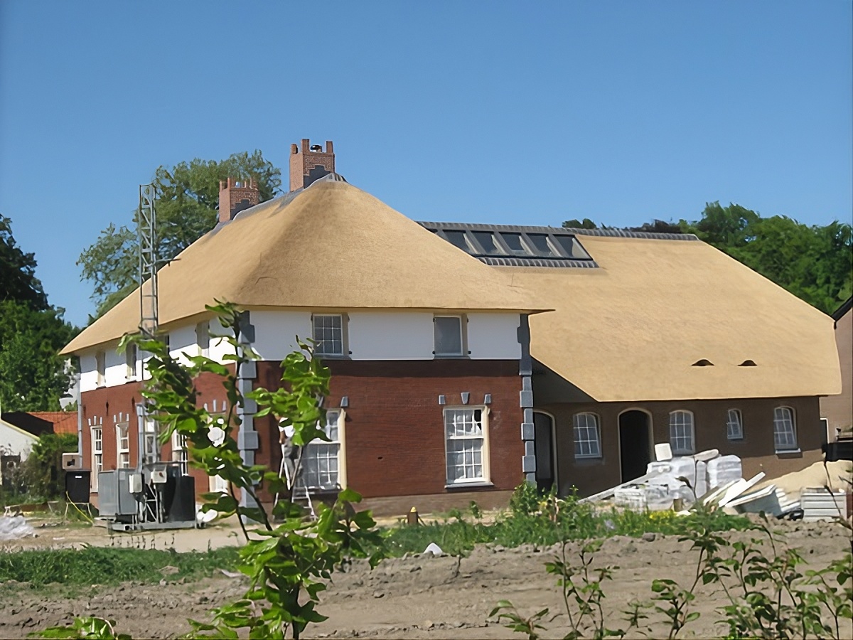 Vers-gedekt rieten dak op een landhuis, gerealiseerd door Rietdekkersbedrijf Visscher