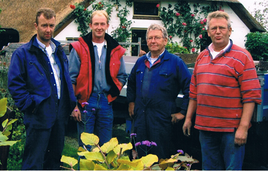 Het team van Rietdekkersbedrijf Visscher: vier generaties bij een rieten boerderij